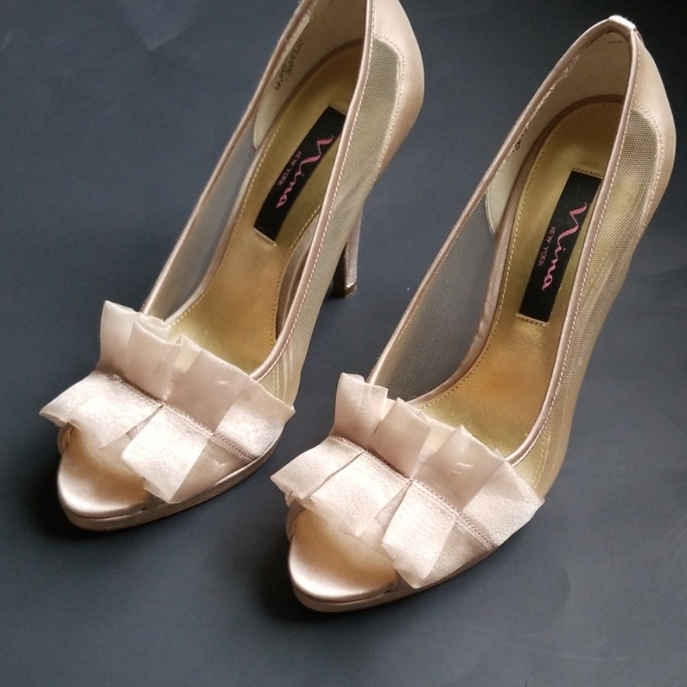 Gorgeous champagne shoes! EUC.